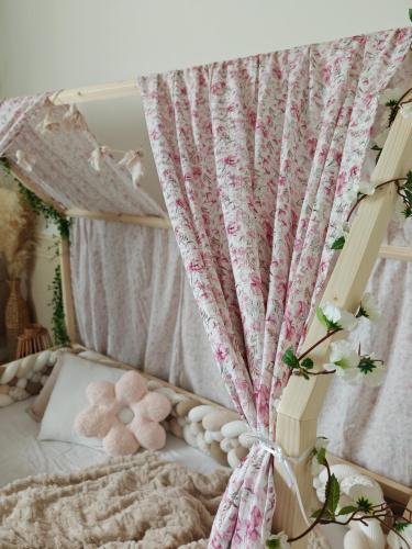 Ciel de lit cabane modèle A fleurs roses
